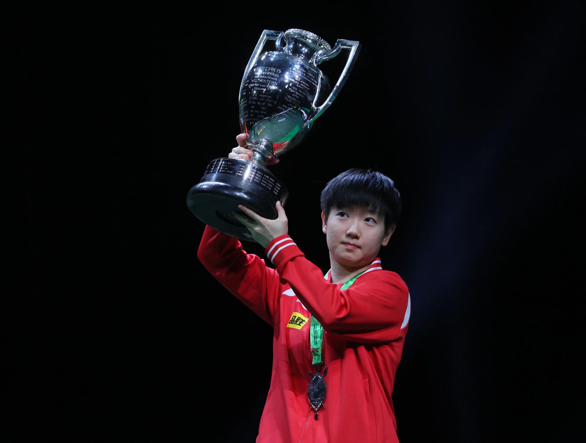 开云APP-Rookie在曼联比赛中锐不可当，出色发挥引发热议！再创辉煌时刻的简单介绍