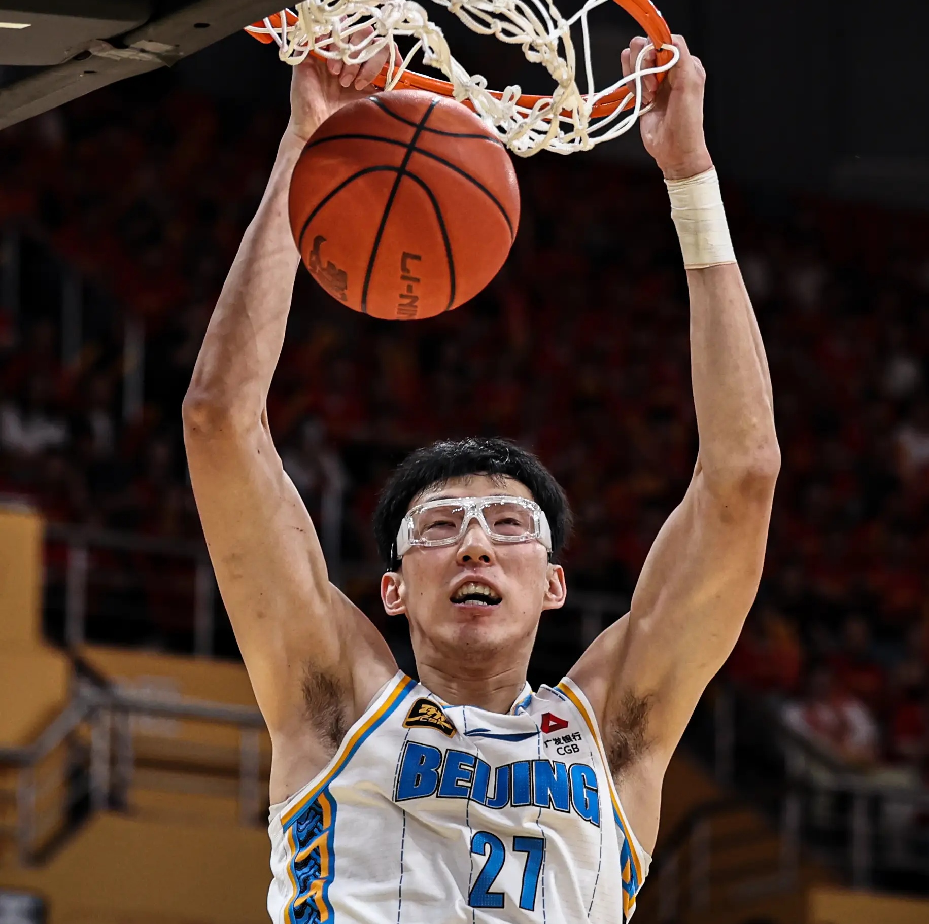 赛前突围战来临，广厦男篮围绕社区盾造点机会，引发热议，身体对抗强度拉满(长期慢跑的人容貌变化)