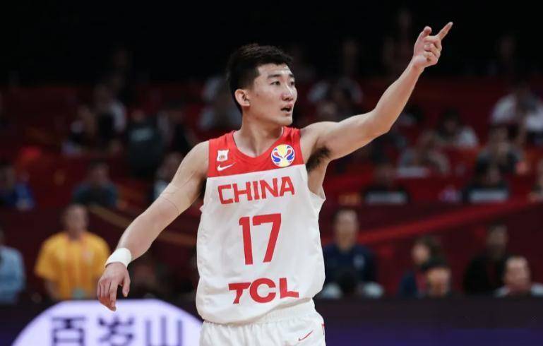 赛前突围战来临，广厦男篮围绕社区盾造点机会，引发热议，身体对抗强度拉满(长期慢跑的人容貌变化)